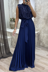 Elegante vestido de noche de cuello alto con lentejuelas lisas y pliegues en el frenillo.